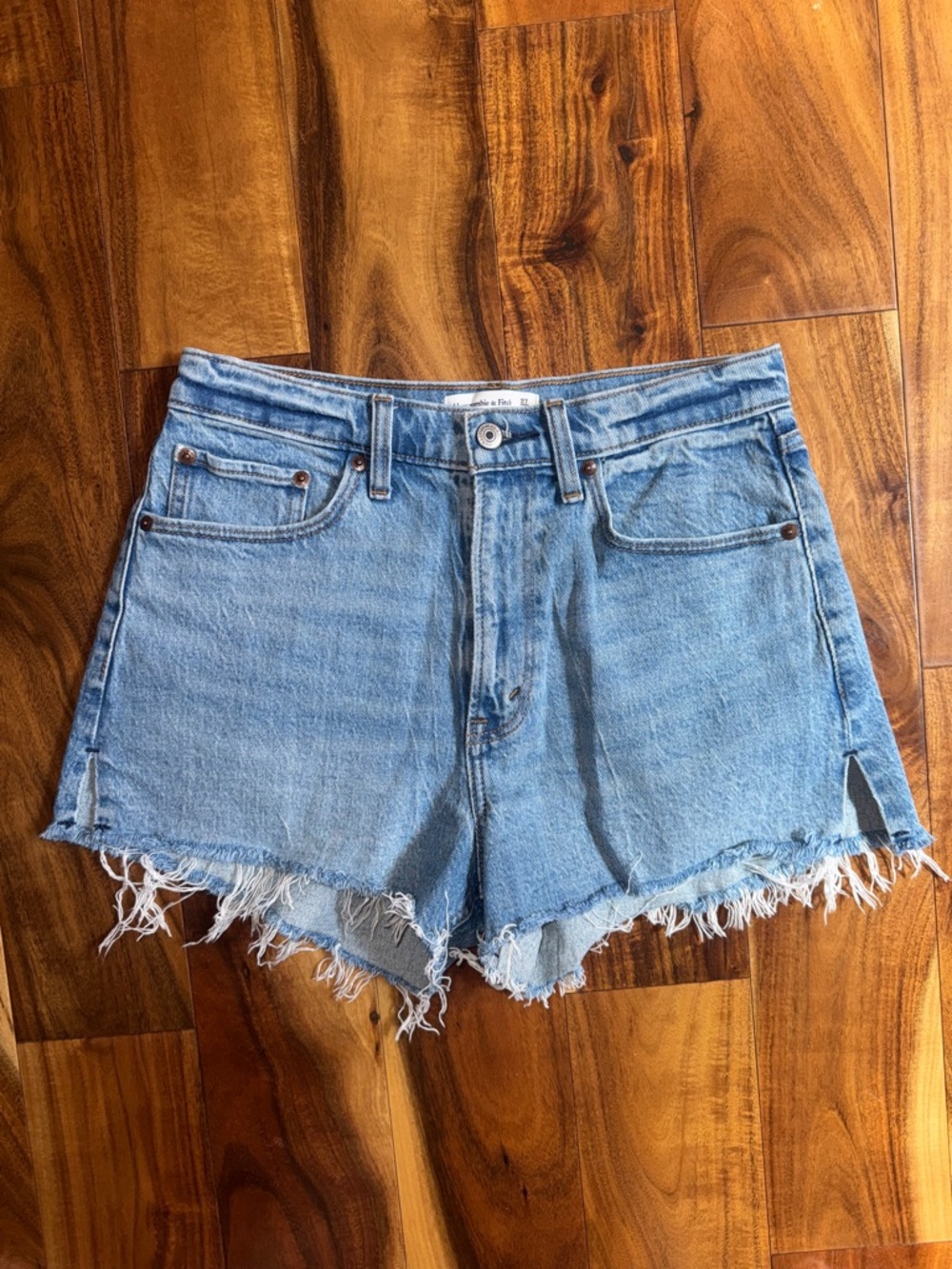 Abercrombie Curve love High Rise Mom short size 27/4